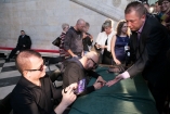 Podpisywanie płyt - Galeria zdjęć Gala "Przedsiębiorstw i Gmin Fair Play" 2012
