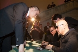 Podpisywanie płyt - Galeria zdjęć Gala "Przedsiębiorstw i Gmin Fair Play" 2012