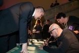 Podpisywanie płyt - Galeria zdjęć Gala "Przedsiębiorstw i Gmin Fair Play" 2012