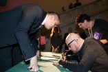 Podpisywanie płyt - Galeria zdjęć Gala "Przedsiębiorstw i Gmin Fair Play" 2012