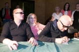 Podpisywanie płyt - Galeria zdjęć Gala "Przedsiębiorstw i Gmin Fair Play" 2012