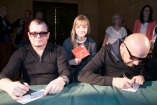Podpisywanie płyt - Galeria zdjęć Gala "Przedsiębiorstw i Gmin Fair Play" 2012