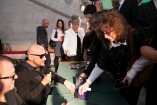 Podpisywanie płyt - Galeria zdjęć Gala "Przedsiębiorstw i Gmin Fair Play" 2012