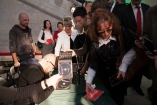 Podpisywanie płyt - Galeria zdjęć Gala "Przedsiębiorstw i Gmin Fair Play" 2012