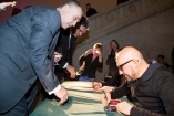 Podpisywanie płyt - Galeria zdjęć Gala "Przedsiębiorstw i Gmin Fair Play" 2012